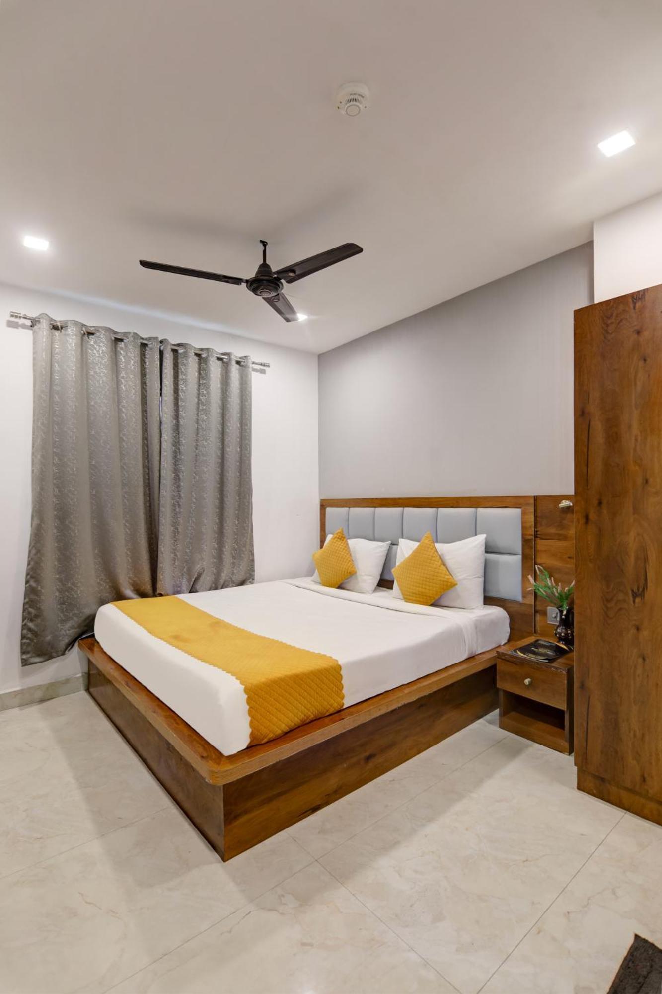 Status By Hotel The Emporio Ghaziabad Exterior foto